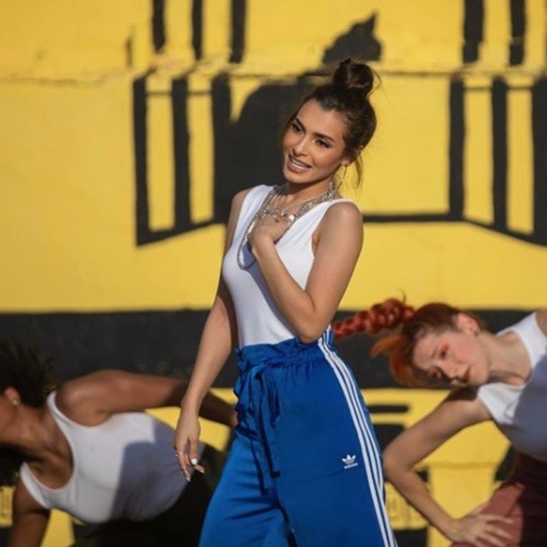  كارمن سليمان في لوك ذو طابع رياضي اختارته على المسرح