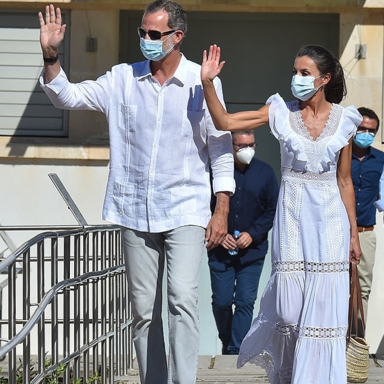 طرق تنسيق الفستان الشبابي من وحي إطلالة ليتيزيا ملكة إسبانيا الاخيرة