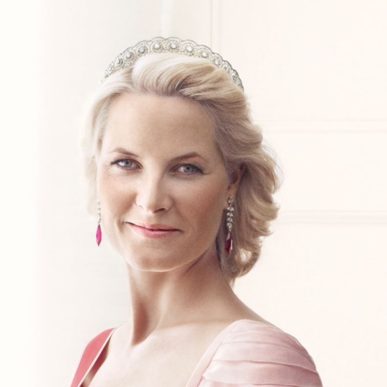 بمناسبة عيدها الـ 47.. أجمل مجوهرات ميت ماريت "ساندريلا" القصر الملكي النرويجي