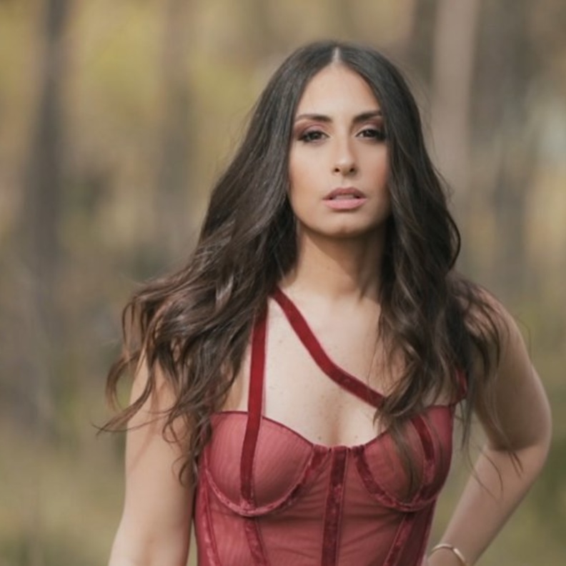  هبة طوجي تدخل القفص الذهبي