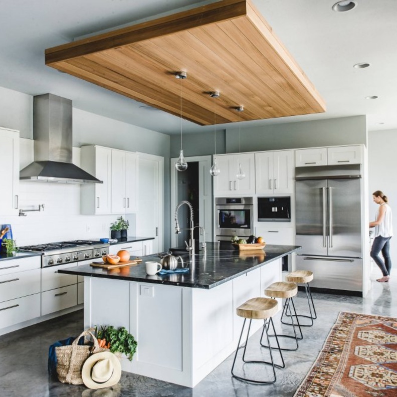  ⁨تصميم رائع لسقف المطبخ يجمع بين الخشب والجبس