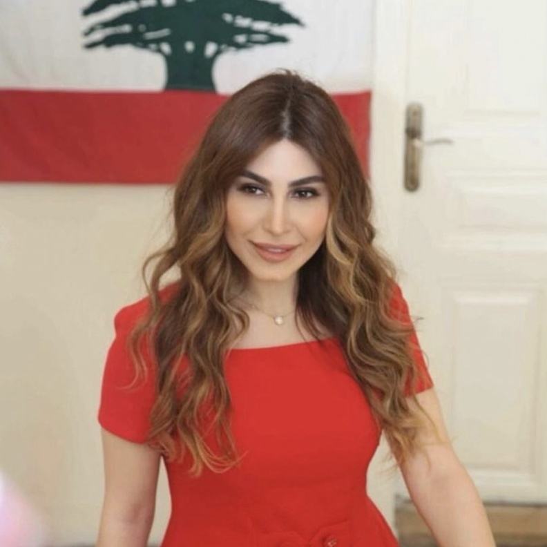 يارا تنشر التفاؤل بصورة لها مع العلم اللبناني بعد أسبوعين من انفجار بيروت
