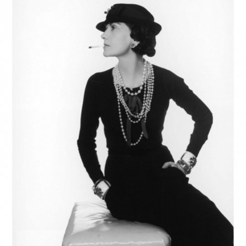 كوكو شانيل مصممة الأزياء الأيقونية الأكثر شهرة في العالم