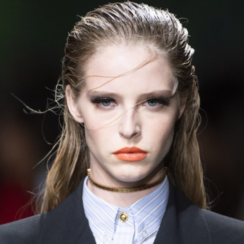 شعر مبلل عشوائي بأسلوب versace