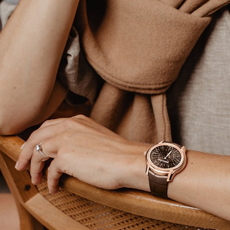ساعات نسائية بألوان ترابية لاستقبال الخريف