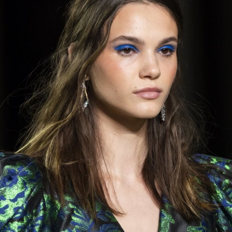  طرق تطبيق مكياج عيون ازرق جريء لتوسيع العينين من دار Tadashi Shoji