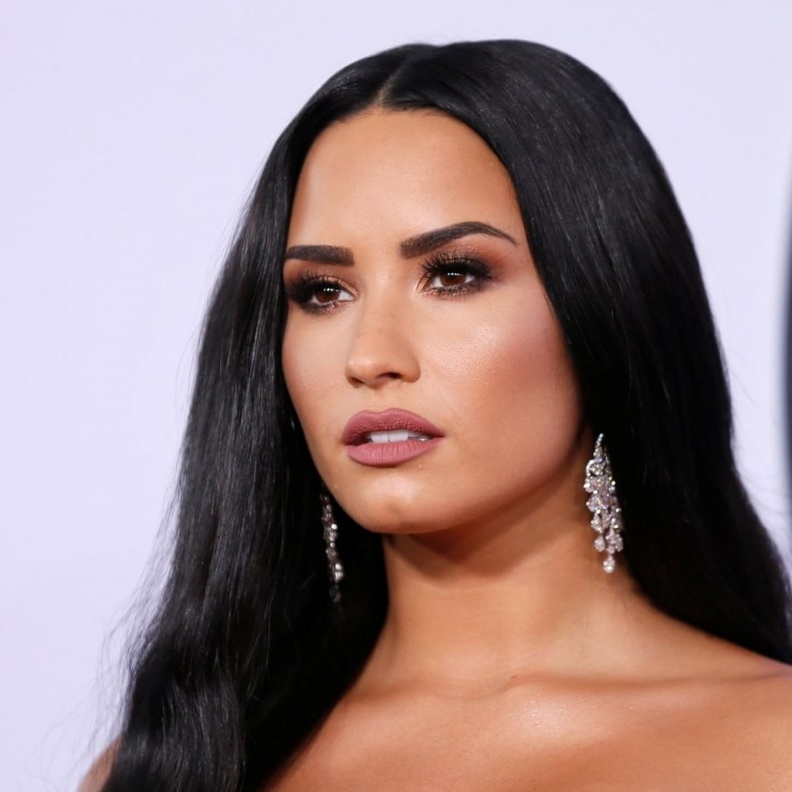 الشعر الويفي مع المكياج السموكي الترابي المثالي