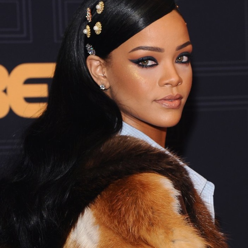 طرق تطبيق مكياج عيون سموكي للبشرة السمراء بأسلوب ريهانا