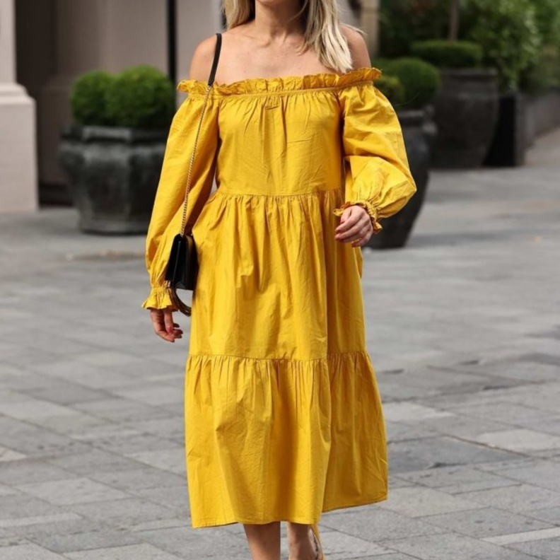 اطلالات صيفية باللون الاصفر الفاتح مستوحاة من الممثلة الامريكية اشلي روبرتس