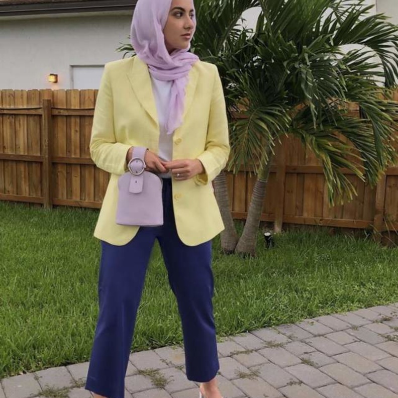  اعتمدت سمر البرشا بليزر باللون الأصفر