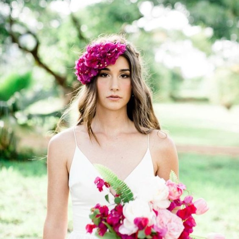 اطلالة العروس و بوكيه الزفاف مزينة بأزهار البوغنفيلية