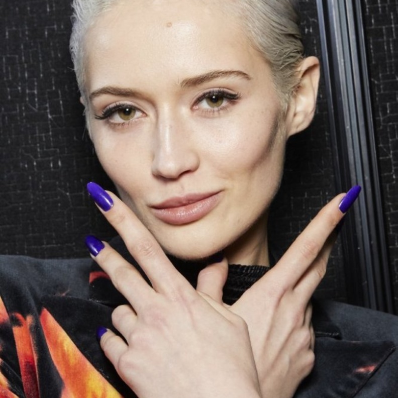 اجمل الوان مناكير بتدرجات اللون الازرق لخريف 2020 من Philipp Plein