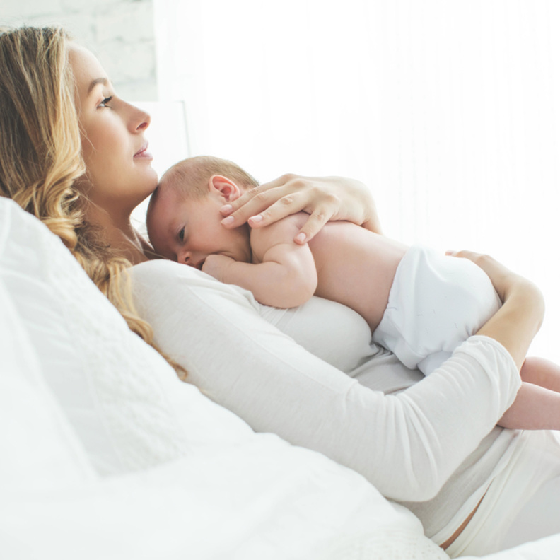 ارتداء المراة المرضعة الكمامة الطبية اثناء ارضاع الطفل لتفادي اصابته