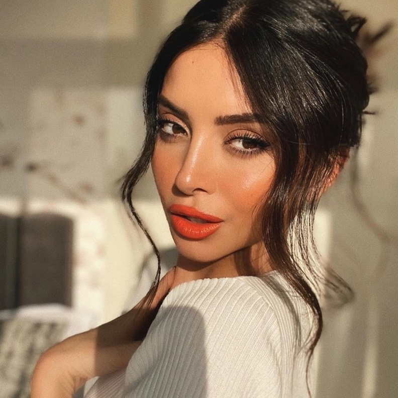 اجمل الوان احمر شفاه بارزة ومرجانية من وحي اطلالة ناتالي فنج