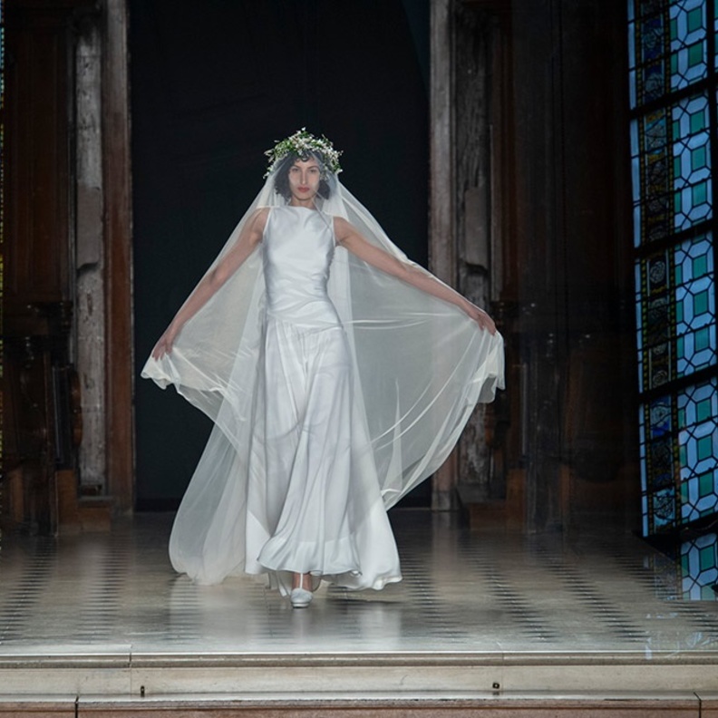 فستان من الساتان من مجموعة julien fournie