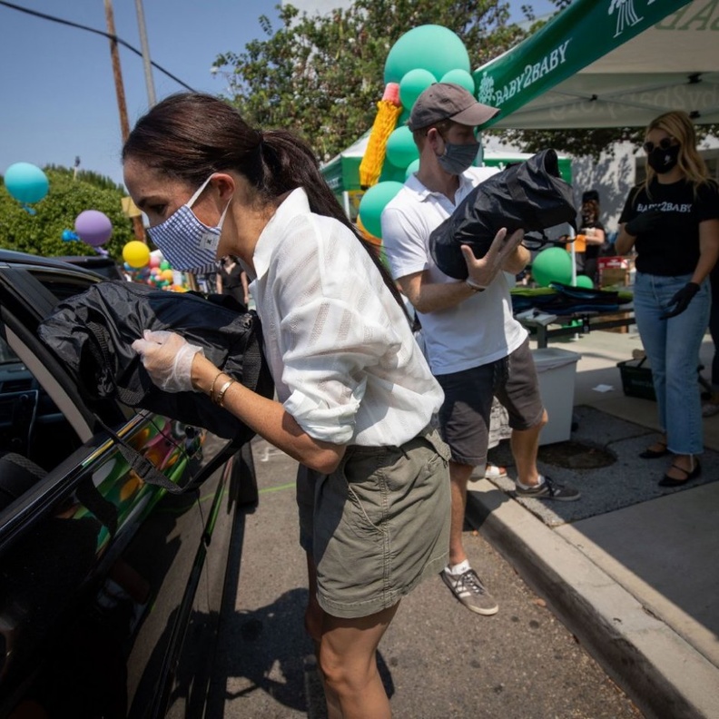  خطفت ميغان الأنظار بقميص أبيض من مجموعة فيكتوريا بيكهام