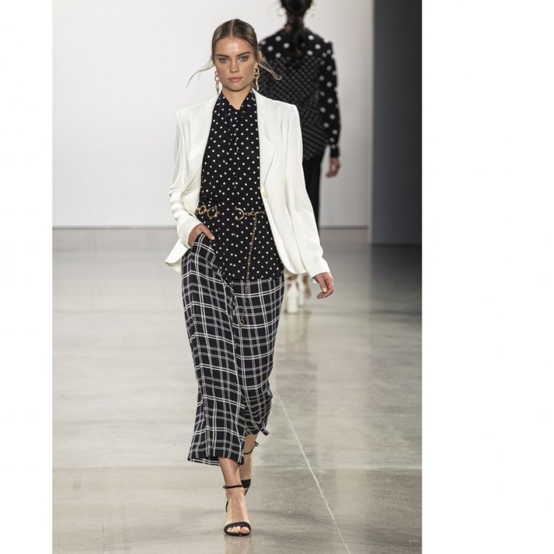 موديلات بلايز لصاحبات الجسم الممتلئ من Elie Tahari