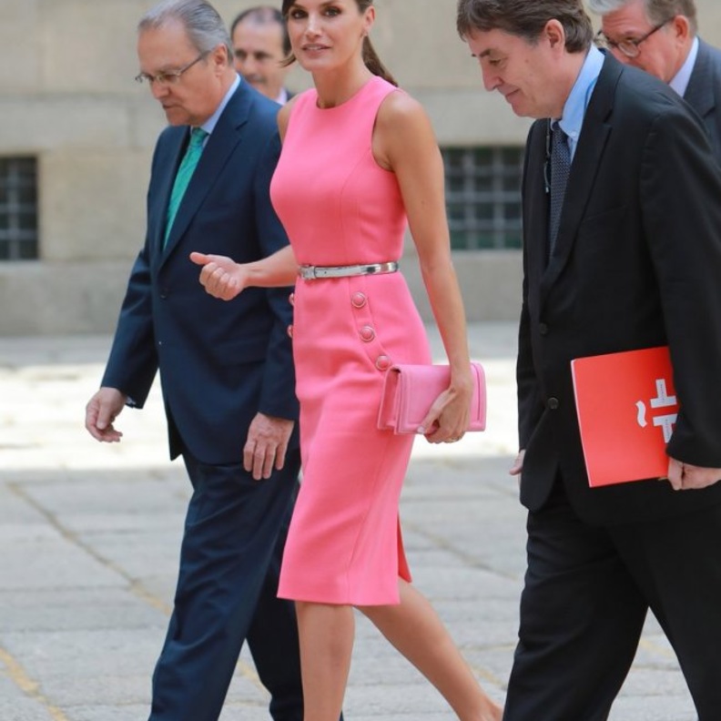  الملكة ليتيسيا في فستان ميدي ضيق باللون الزهري