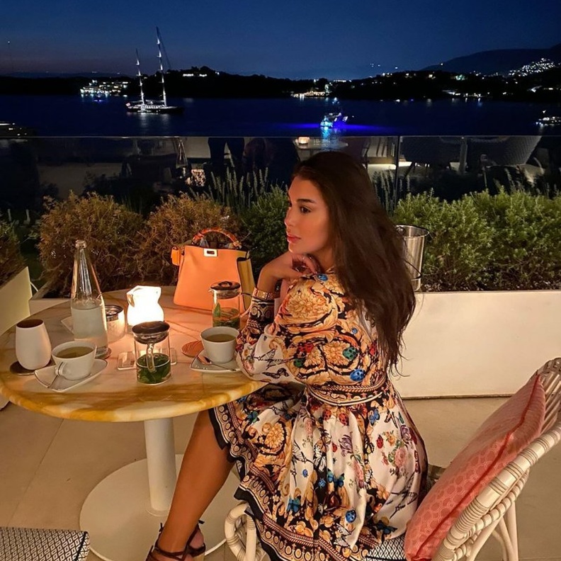 اطلالات ياسمين صبري بازياء من الالوان والزخرفات