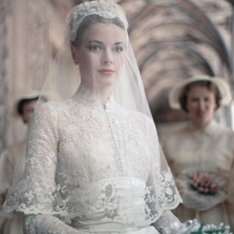 بالصور.. أجمل فساتين زفاف جميلات القصور الملكية من الأميرة بياتريس إلى غريس كيلي