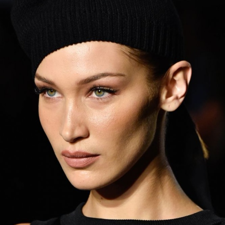 طريقة تطبيق مكياج عيون ناعم لصاحبات العيون الخضراء من Brandon Maxwell