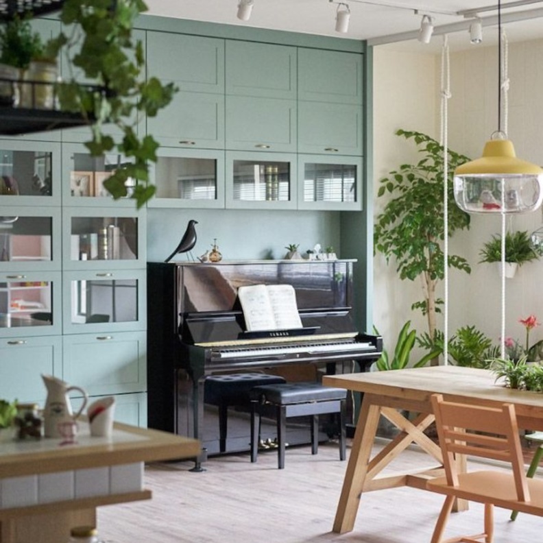 البيانو ضمن ديكور المكتبة في المنزل