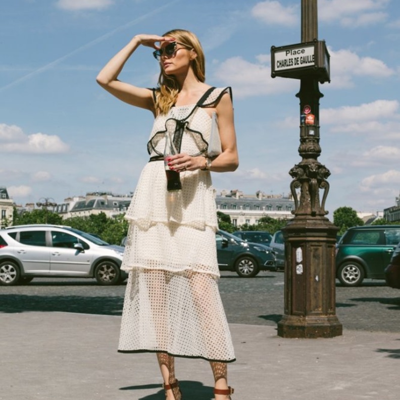 أوليفيا باليرمو أنيقة في فستان ناعم مزين بالكشكش