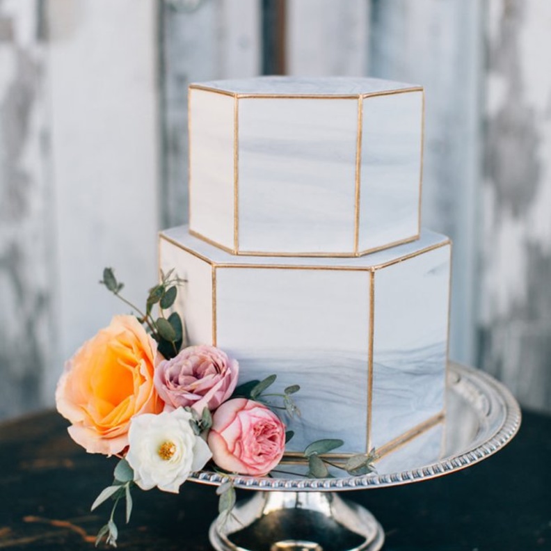  افكار مميزة لتصميم كيكات زفاف بأسطح رخامية