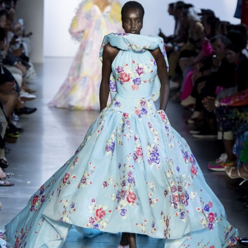 فستان أزرق بنقشة الورود من Prabal Gurung