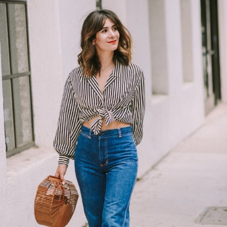  اعتمدي ستايل القميص المربوط مع الجينز بأسلوب بسيط مع لمسة مميزة بالحقيبة الرائجة
