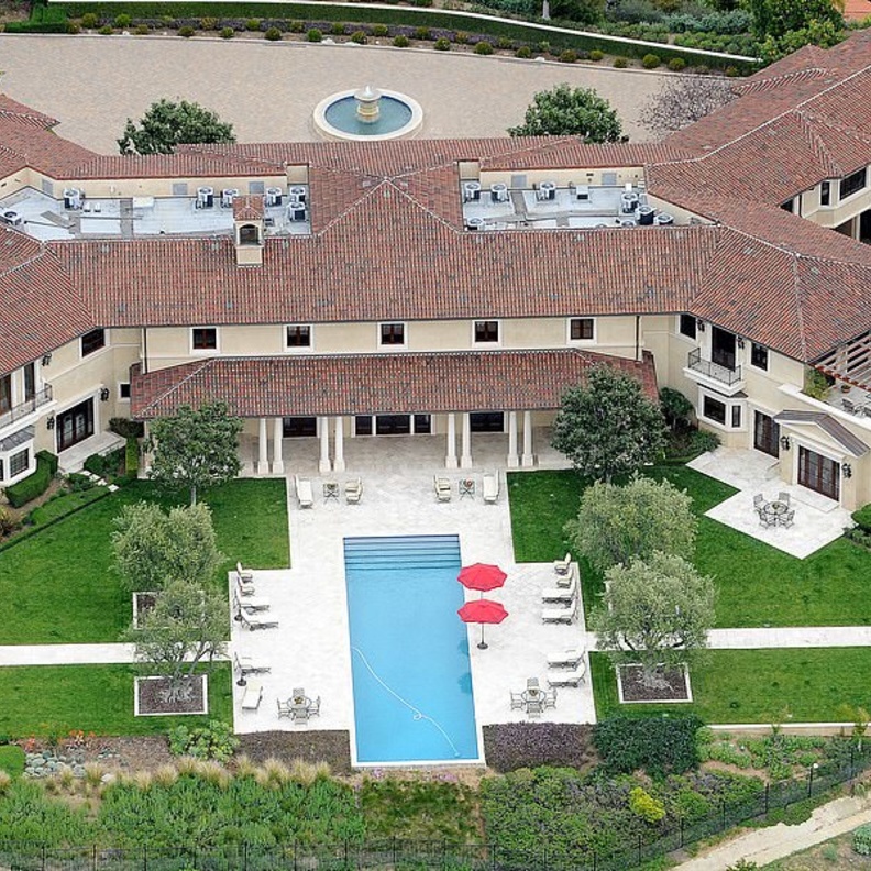  إقامة مؤقتة في منزل تايلر بيري Tyler Perry في بيفرلي هيلز