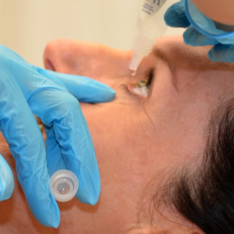 القطرات ذات الاستخدام الواحد أو اليومي يتم التخلص منها بعد الاستخدام الأول أو بعد 12 ساعة من الاستخدام