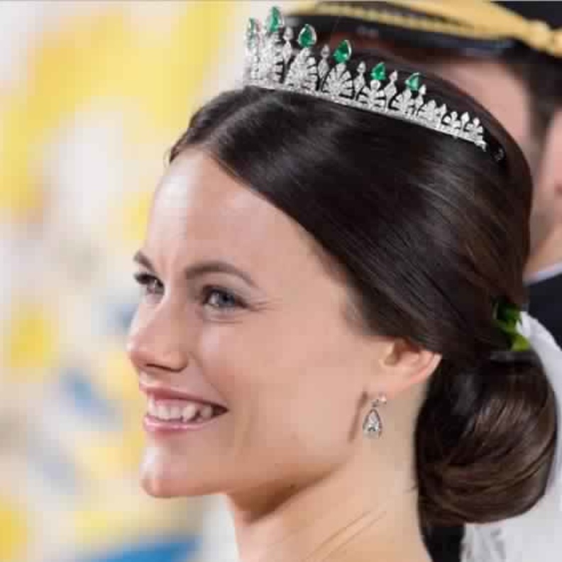 بالصور.. جميلات العائلة المالكة السويدية تتزين بأجمل التيجان 