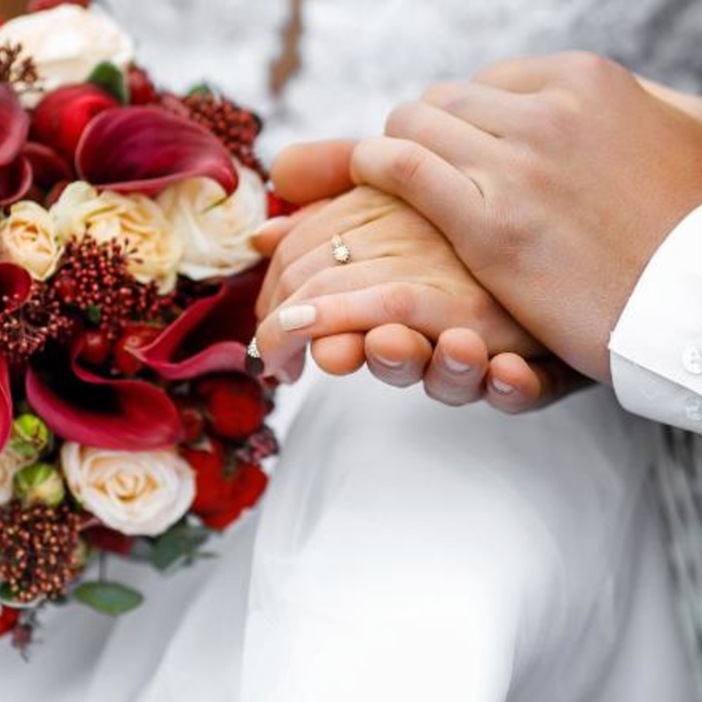  عروسان يلجآن إلى القضاء ضد كورونا لإقامة حفل الزفاف