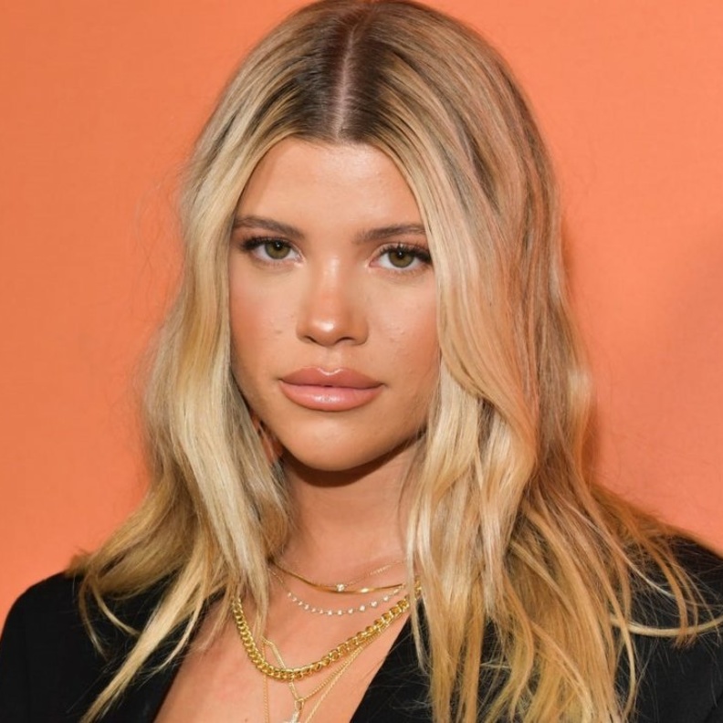 صوفيا بالشعر الويفي والمكياج الطبيعي