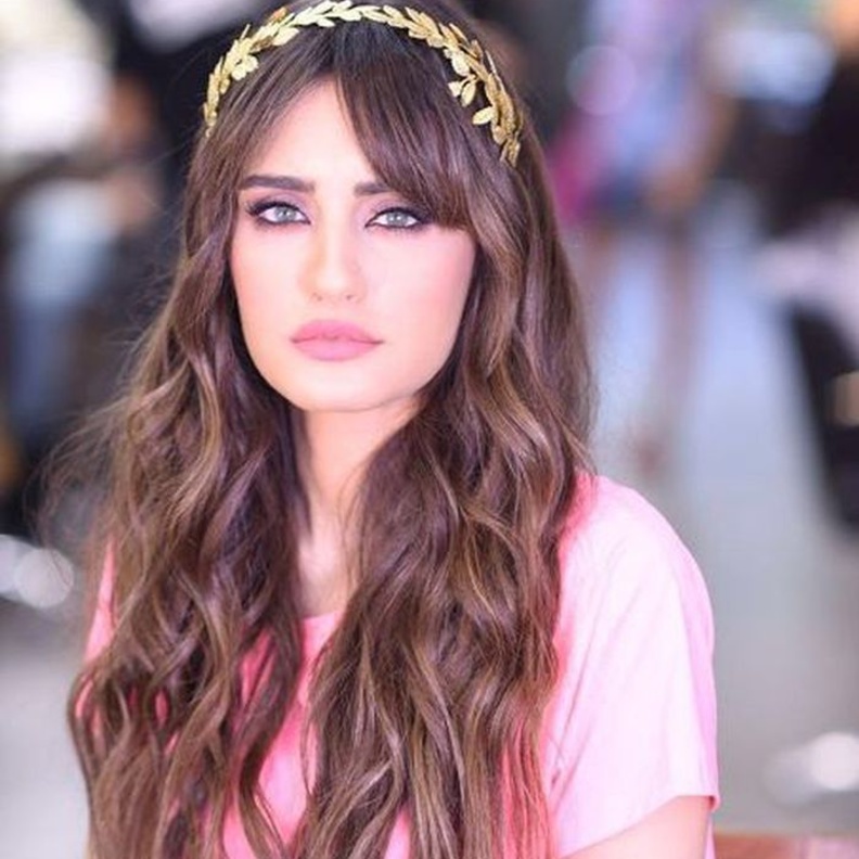  مكياج وردي ناعم للعروس الرومانسية من اطلالة ايمي صياح