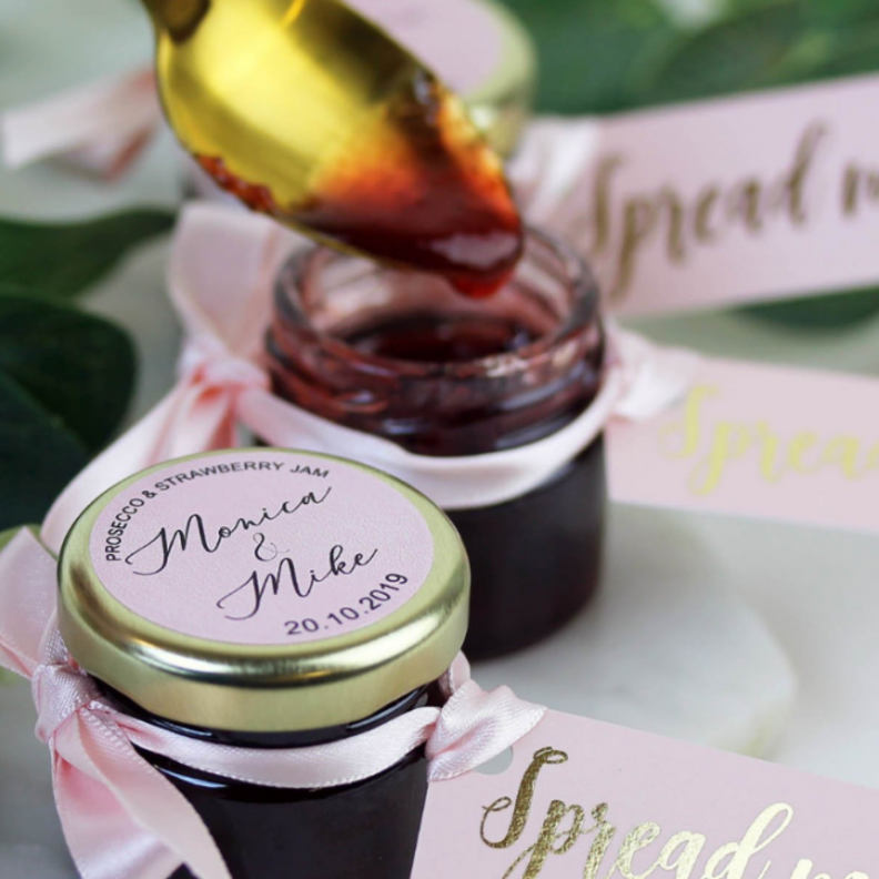 مرطبانات من المربى لتوزيعها في الزفاف