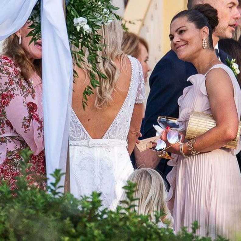  أناقة الأميرة فيكتوريا في حفل زفاف صديقتها