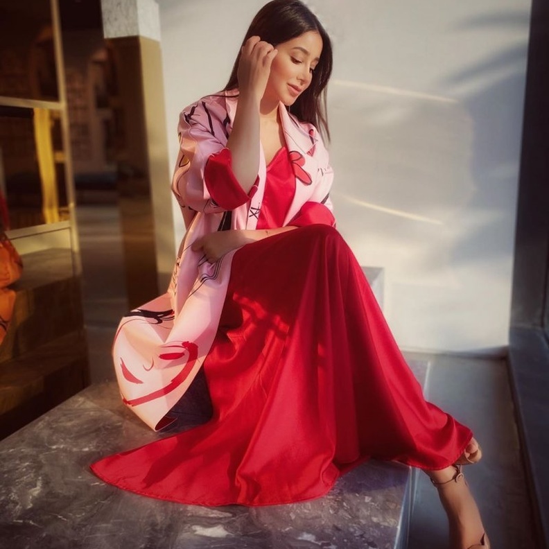 موديلات فساتين محتشمة باللون الاحمر من وحي اطلالات اسيل عمران