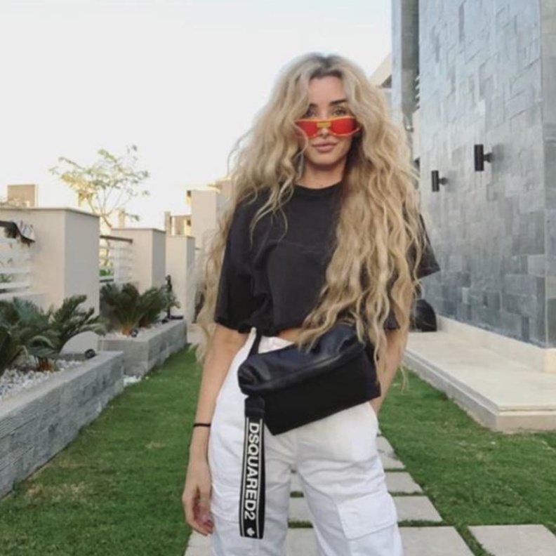 أطلت بالكروب توب الأسود ونسّقت معه سروالاً واسعاً باللون الأبيض