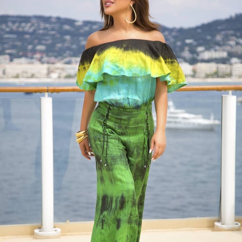  اطلالات باللون الاخضر المتموج تناسب خروجات النهار من وحي نجوي كرم