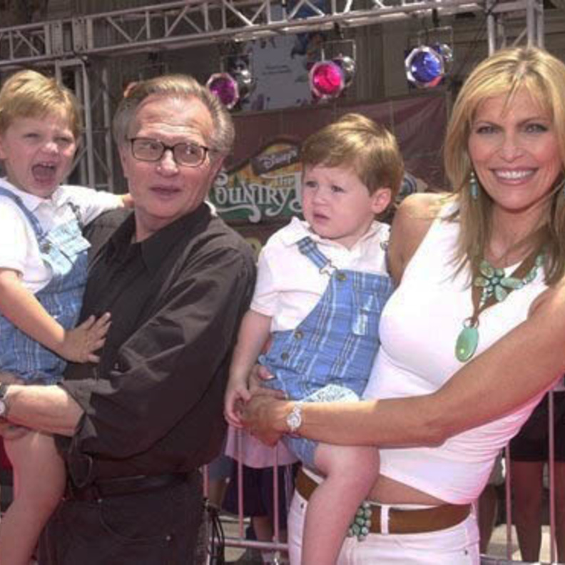 لاري كينج وزوجته وأطفاله