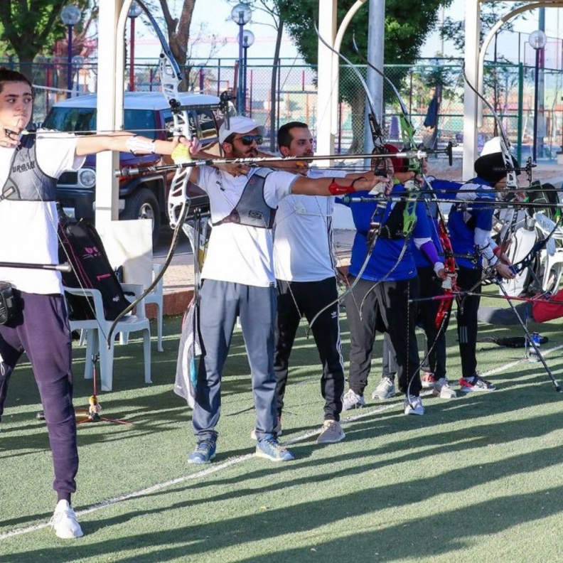 من تدريبات الراميين والراميات السعوديات في ميدان السهام