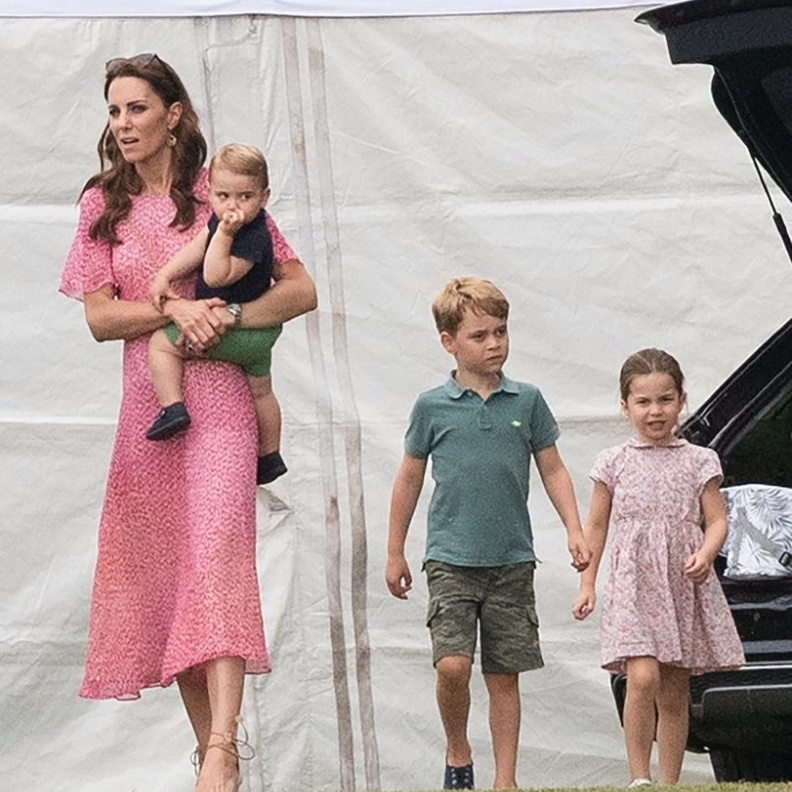  كيت ميدلتون أنيقة حتى في الملابس الكاجوال