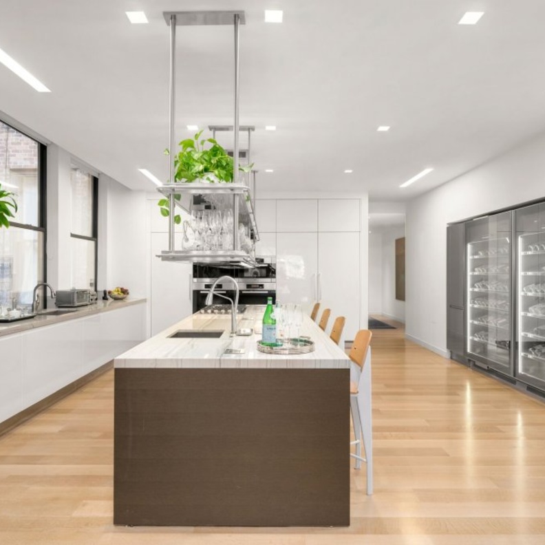 جمال المعدن في ديكور المطبخ العصري لمنزل jennifer lopez