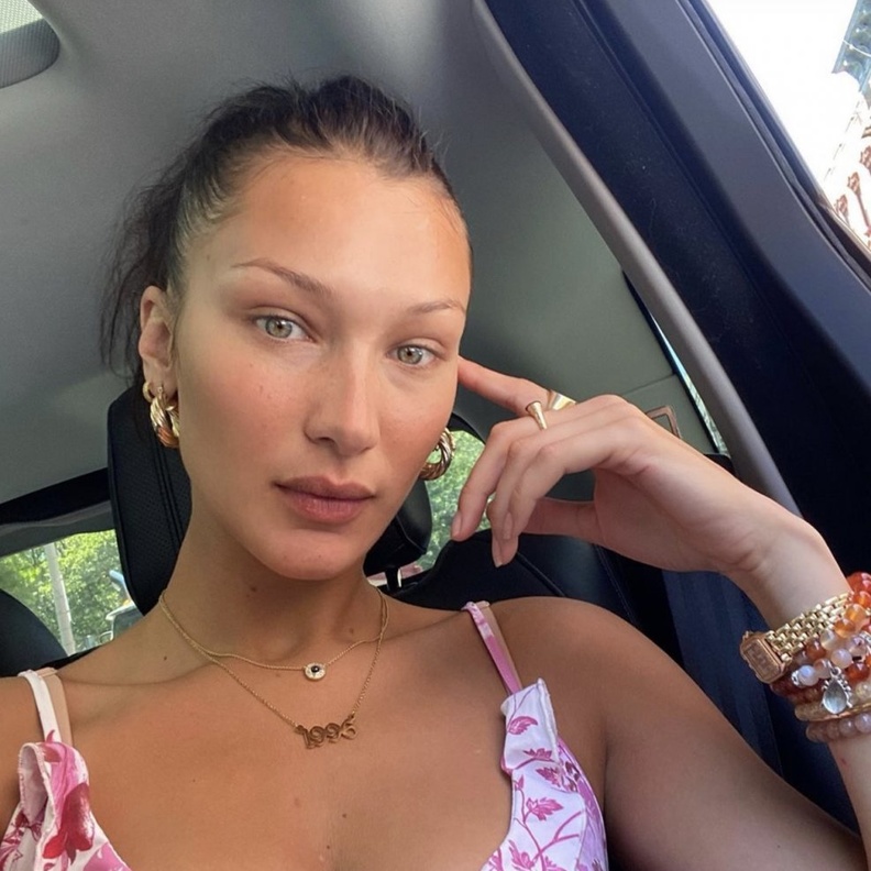 بيلا حديد تنشر صورة طبيعية جديدة لها بدون مكياج