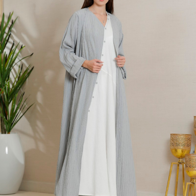 لمن تفضل البساطة المطلقة اخترنا لك عباية SH COLLECTION باللون الرمادي الفاتح