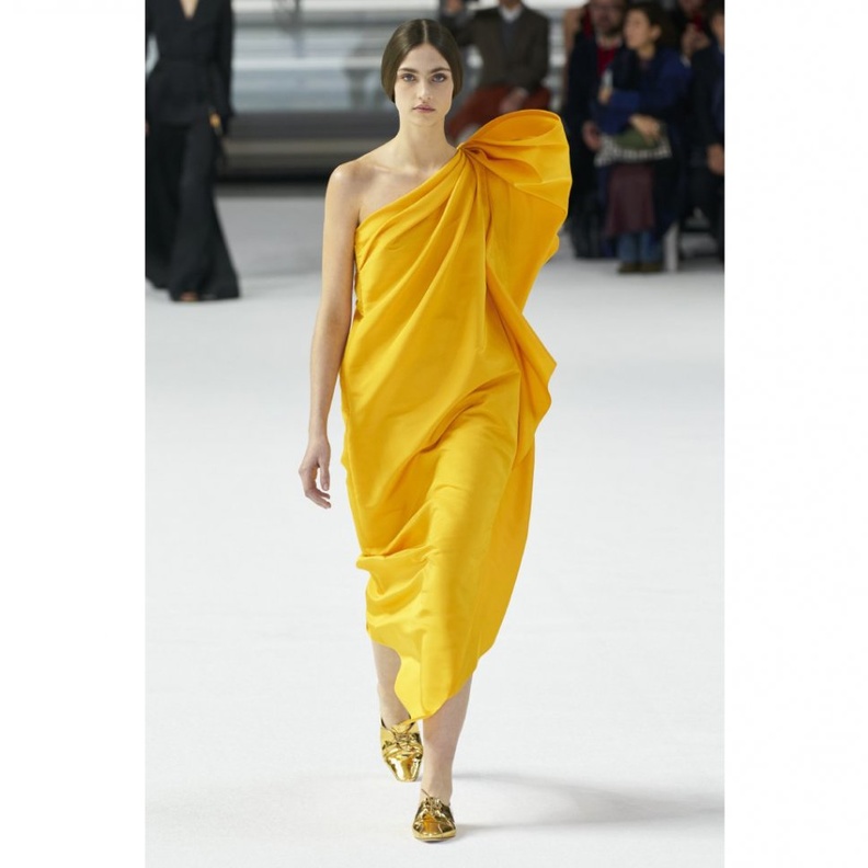  موديلات فساتين كاجوال خريف 2020 بقصة الكتف الواحد من دار Carolina Herrera