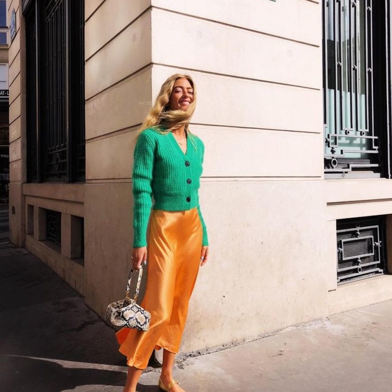 طرق تنسيق الكارديغان مع موديلات التنانير الحرير