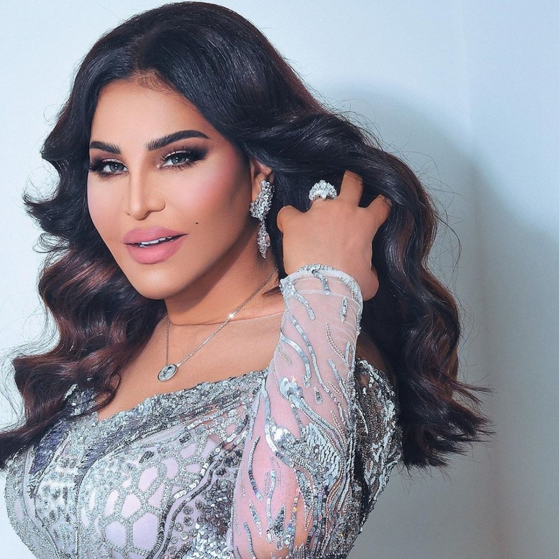 مكياج وردي بأسلوب النجمة الإماراتية أحلام